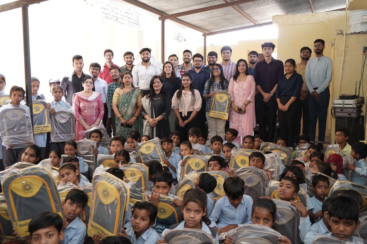 Gilariya – large group photo with school children and volunteers